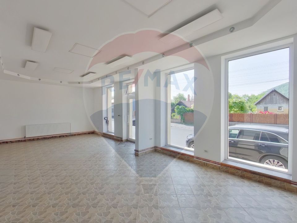 125sq.m Commercial Space for rent, Ultracentral area