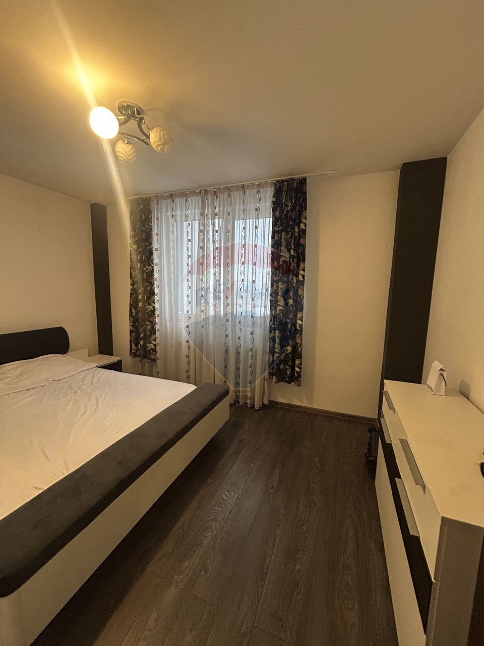 Apartament 3 camere de închiriat bloc nou lift în zona ultra Central