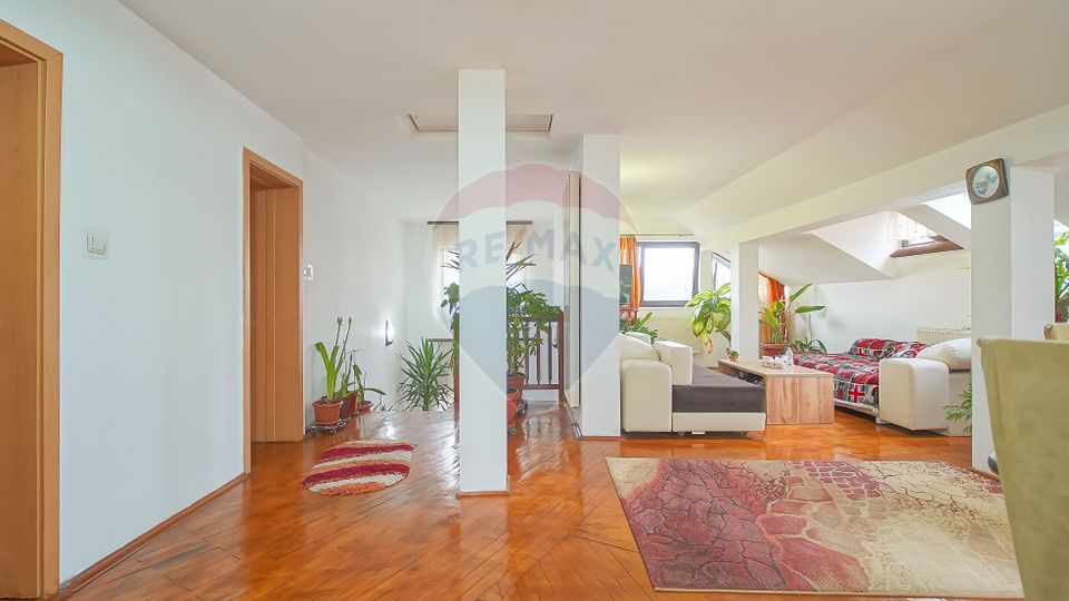 Vilă cu Teren Generos - Tractorul, Potrivită pentru Locuit sau Afacere