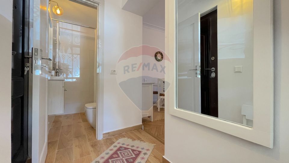 Apartament renovat clasic, cu 2 camere, 2 băi, Centrul Istoric Brașov