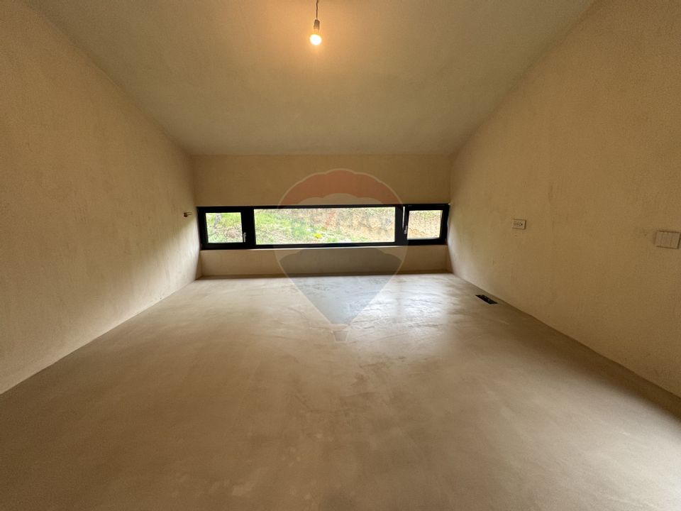 Doua case la munte, cu vedere superba, localizate in Poiana Marului