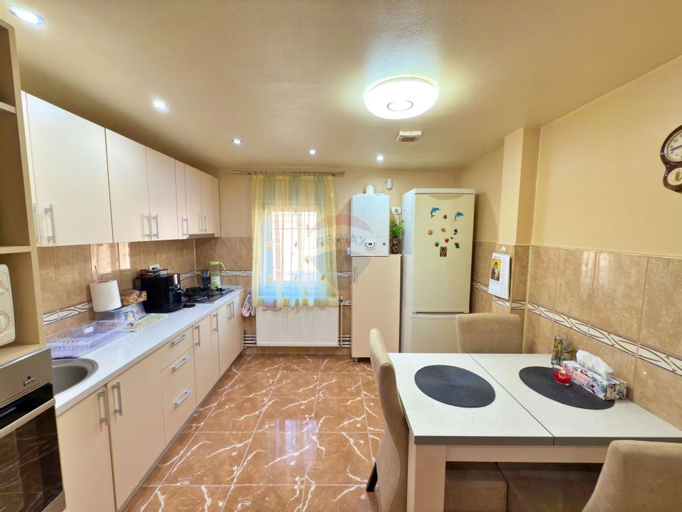 Apartament cu 3 camere de vânzare în zona Micalaca