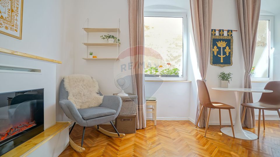 REZERVAT! Apartament renovat, modern, în inima Centrului Istoric
