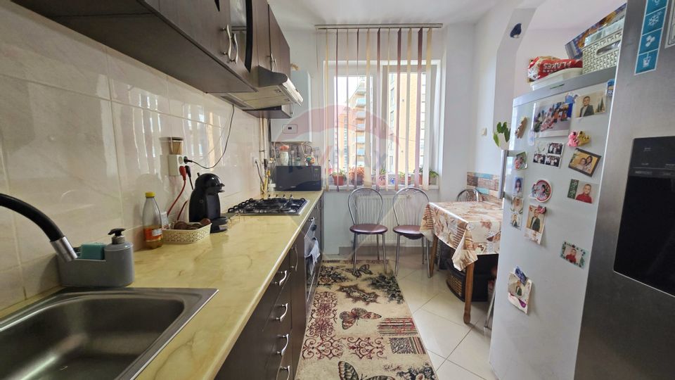 Apartament de 3 camere cu parcare subteranâ în zona Buna Ziua!