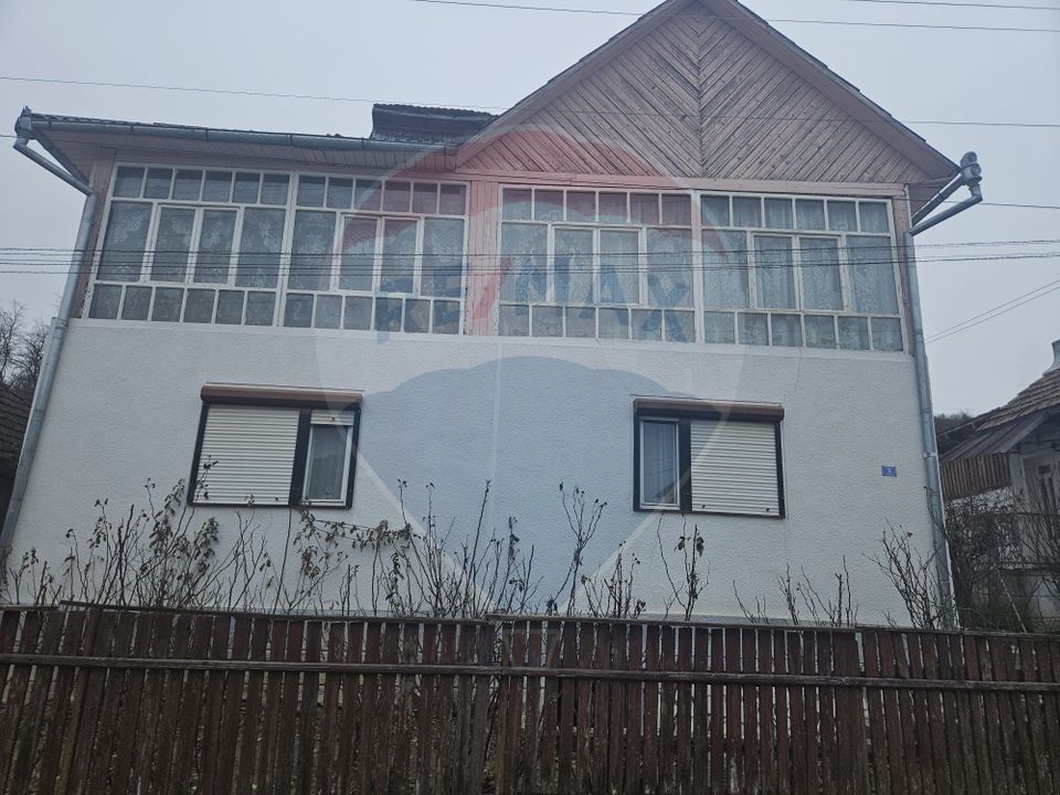 Casă  cu 5 camere de vânzare, Vișeu de Sus