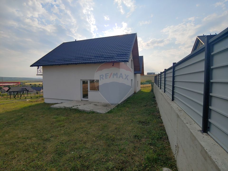 Casă / Vilă individuală cu 560 mp teren, de vânzare în Scheia, Suceava