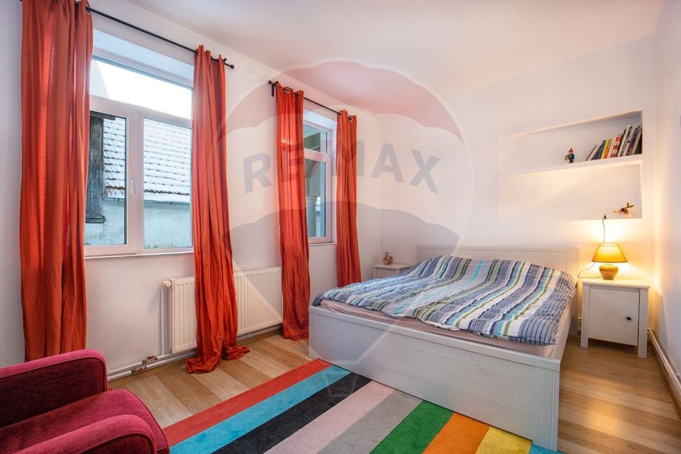 Casă cu două corpuri, teren 835 mp, str. I.L. Caragiale, Râșnov