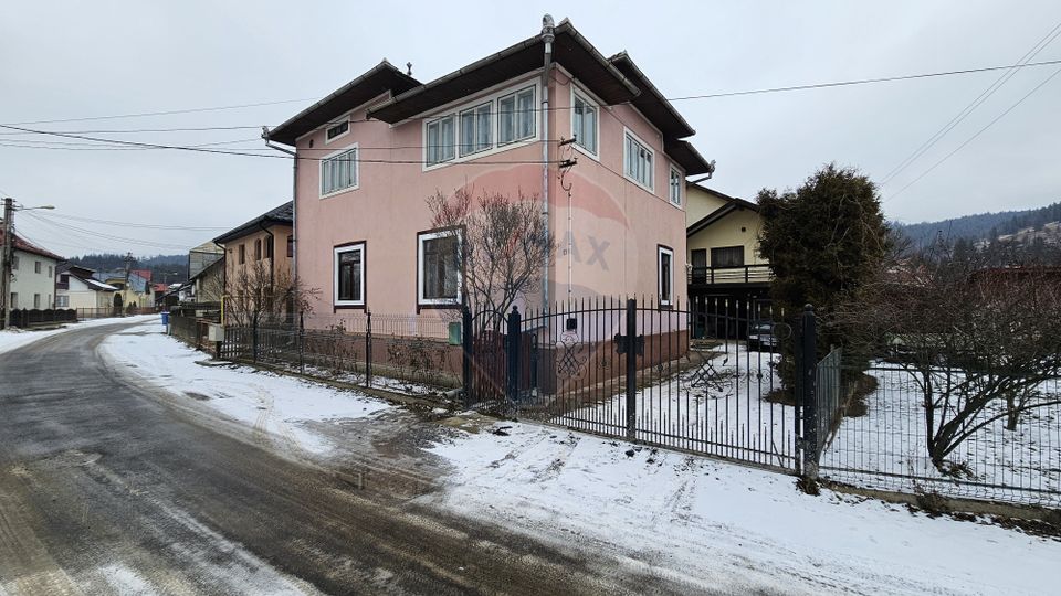 Casă / Vilă  de vânzare în Campulung Moldovenesc, Suceava