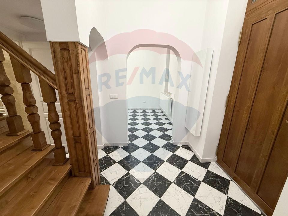 Apartament 4 camere, pe 2 niveluri si curte comuna în Centru