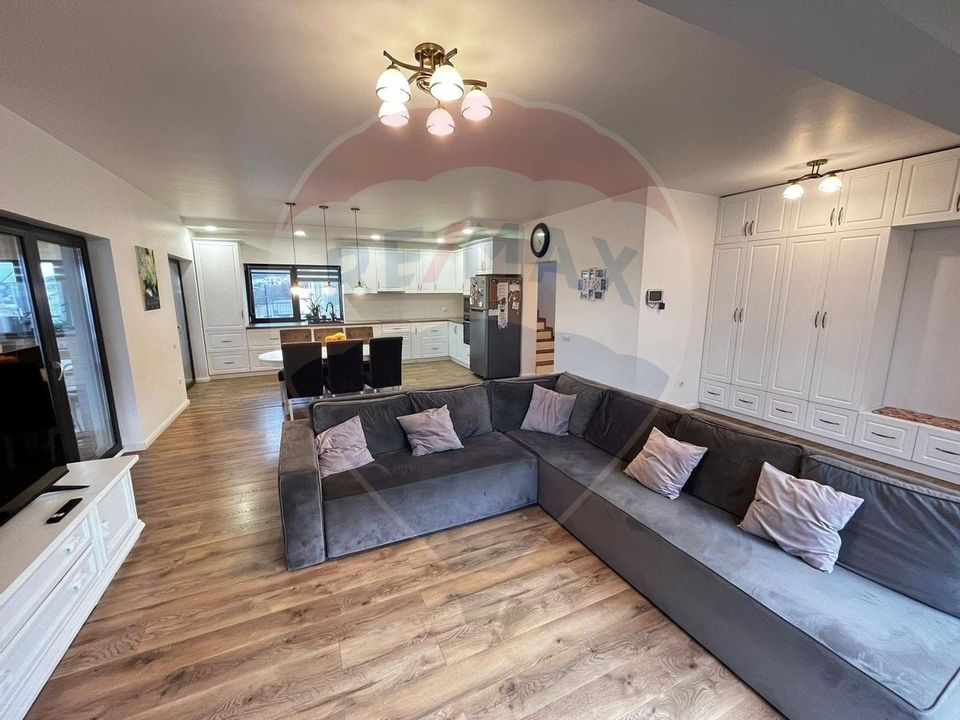 Casă individuală cu 4 dormitoare de vânzare str Planoarelor Dezmir