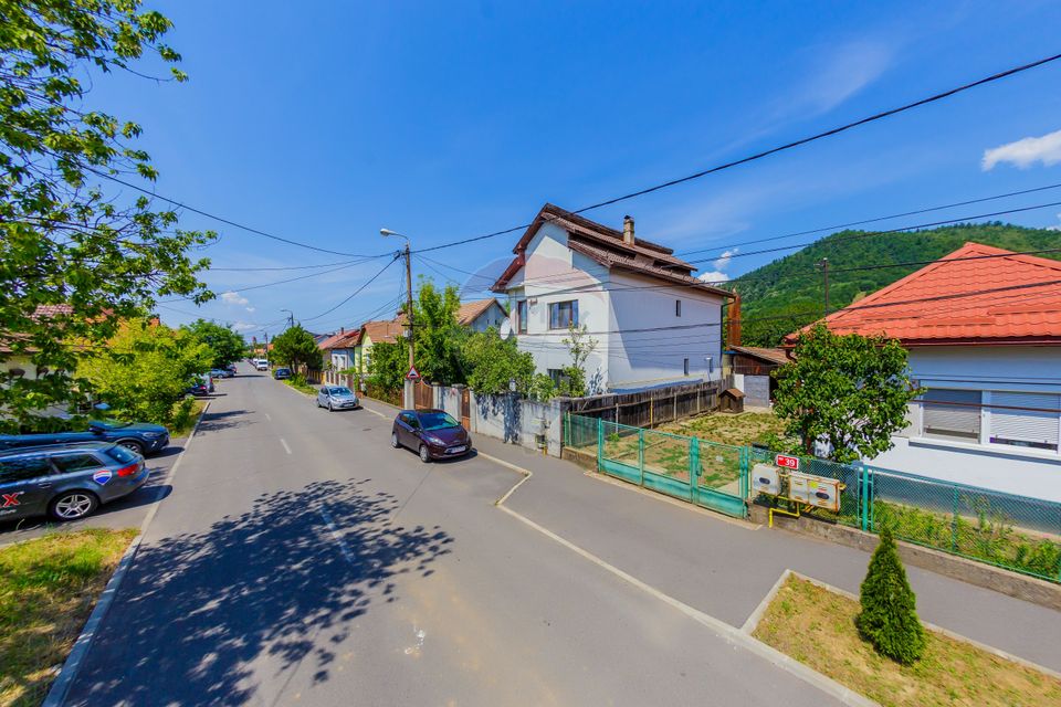 Casă P+1 din cărămidă, 683 mp teren, 4 garaje – Strada Zorilor