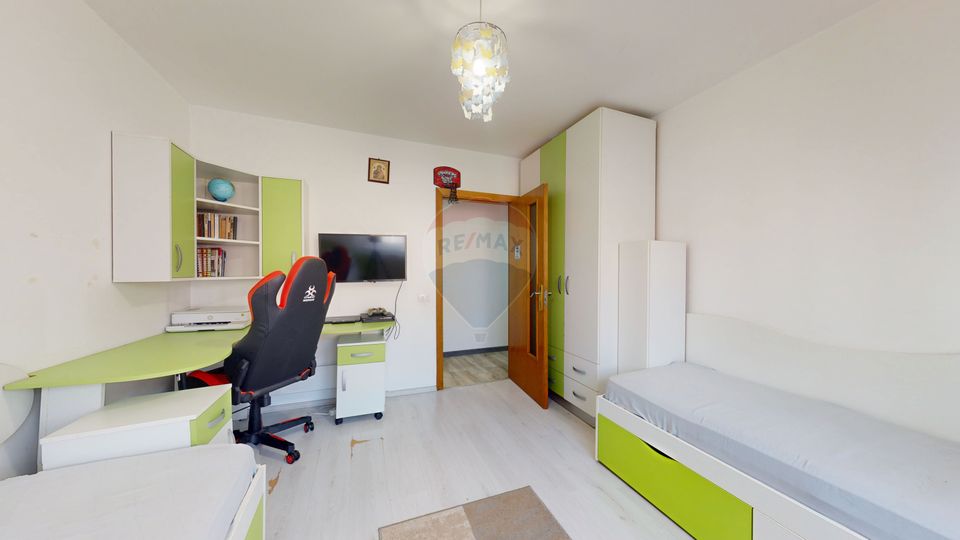 Apartament 3 camere, 2 băi, 2 parcări de vânzare zona Avantgarden 2