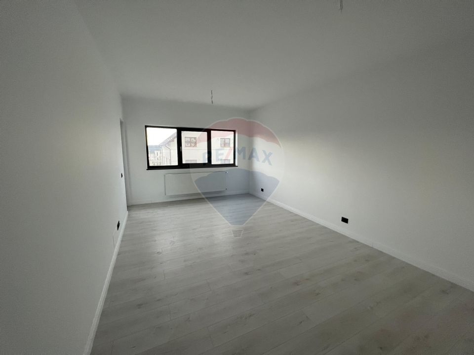 Apartament nou, 3 camere, curte proprie 50mp, de vânzare