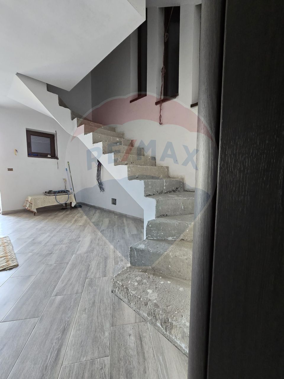 Casă / Vilă cu 4 camere de vânzare în zona Periferie