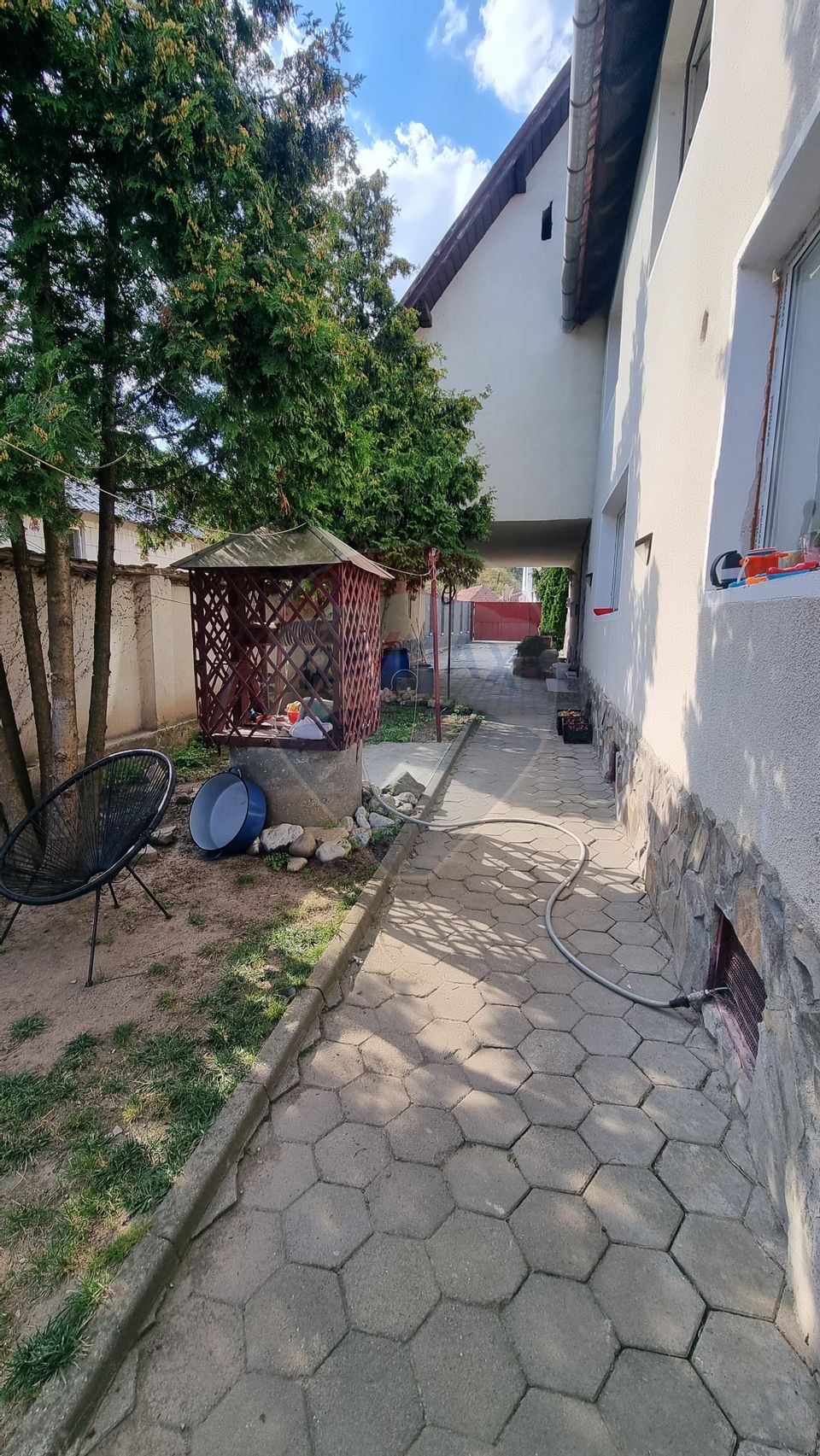 Casă cu etaj in Darlos, teren 2300 mp