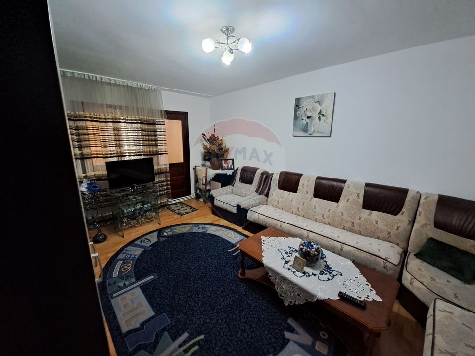 3 camere de închiriat, zona Consul