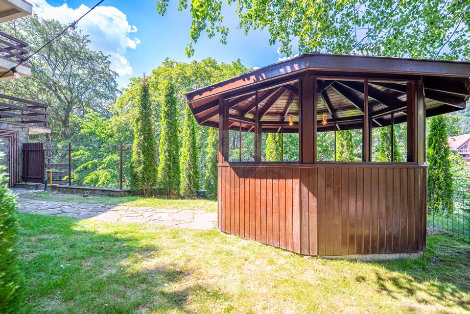Apartament de Lux | Curte Privată, Garaj | Priveliște Superbă |Sinaia