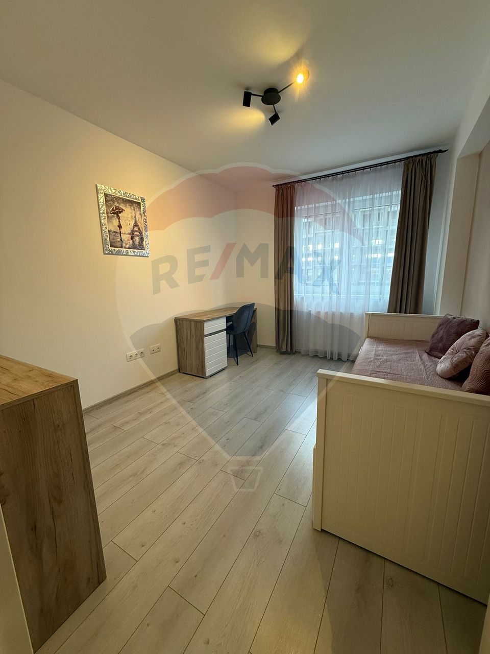 Apartament cu 3 camere, 2 bai și loc de parcare
