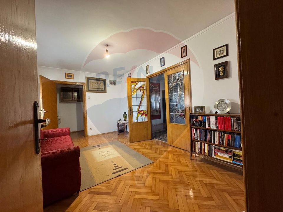 House / Villa with 6 rooms for sale in the area of 23 August (Catelul)