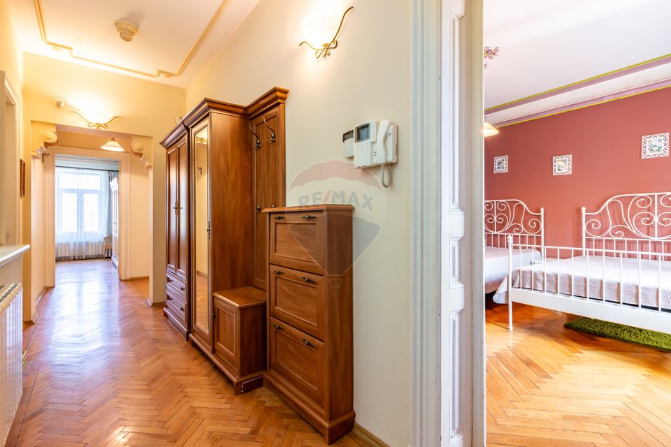 3-room apartment and open-space attic Amzei | English