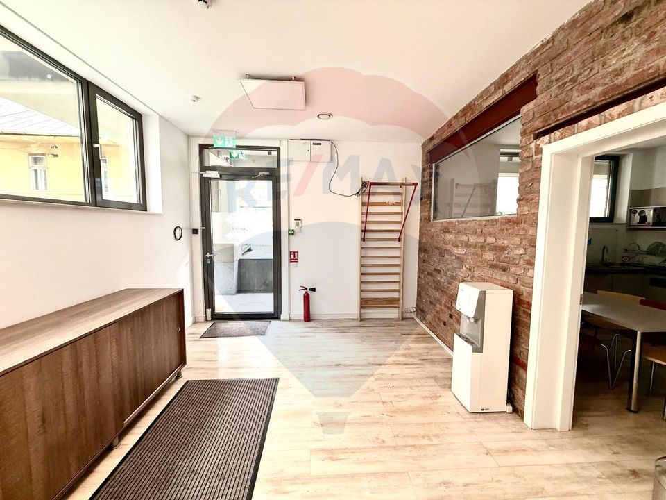 De închiriat spațiu Comercial/ de Birouri modern, Central