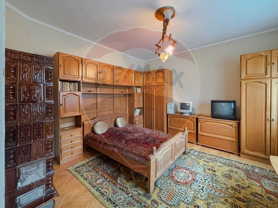 Casă / Vilă cu 5 camere de vânzare în Aleșd zona Ultracentral