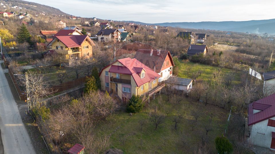Casă / Vilă cu 4 camere de vânzare