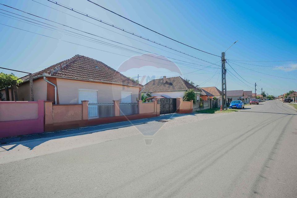 Casă și teren de 1397 mp de vânzare în Ineu, la 18 km de Oradea