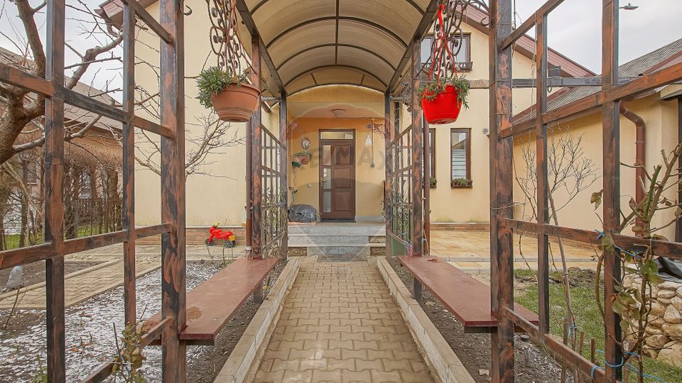 4 room House / Villa for sale, Tractorul area