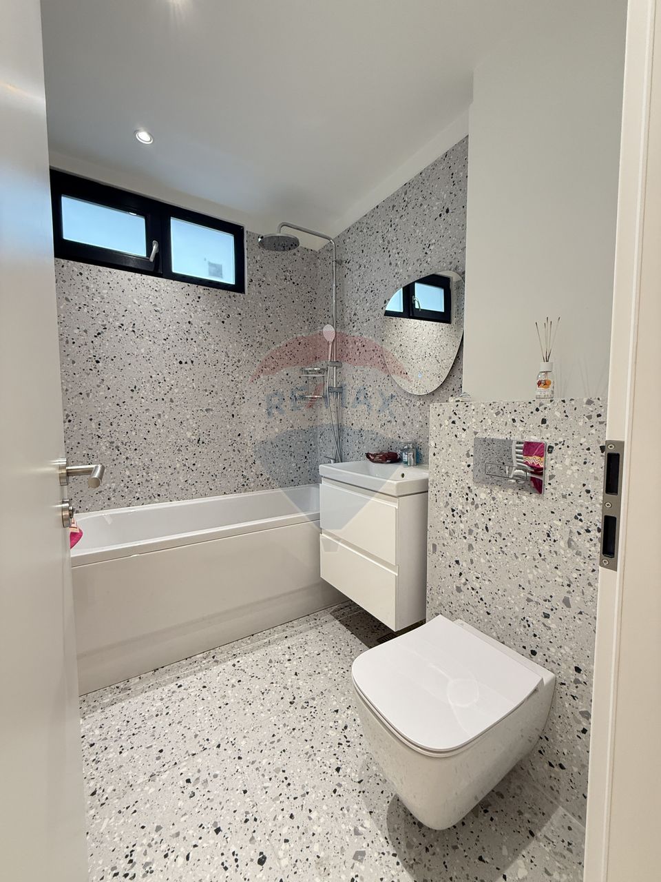 Apartament cu 4 camere de închiriat în zona Giurgiului