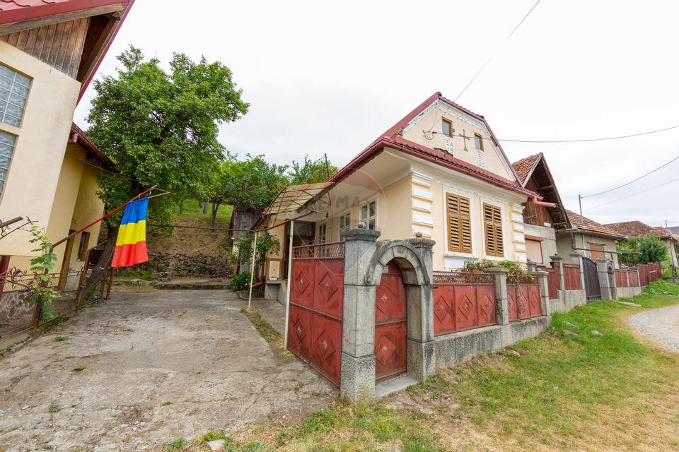 Două Case, O Singură Oportunitate – Viață Liniștită la Țară