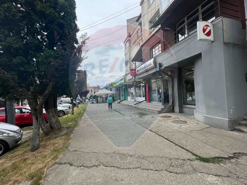 Apartament cu 4 camere de vânzare,  str. 1 Decembrie 1918