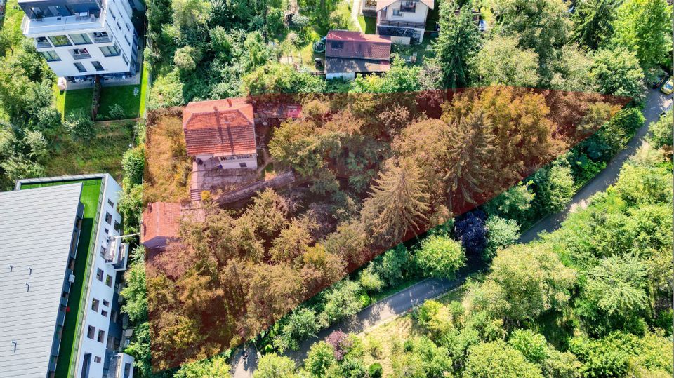 Property with impressive land of 1700sqm in Scheii Brașovului