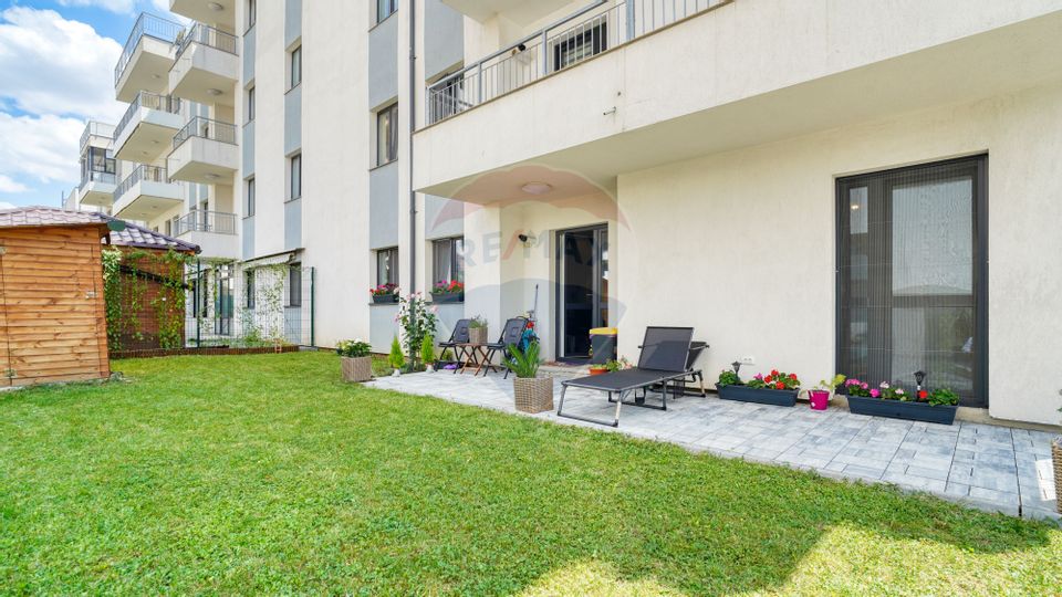 Apartament cu 2 camere, de vânzare, cu grădină și parcare în Noua