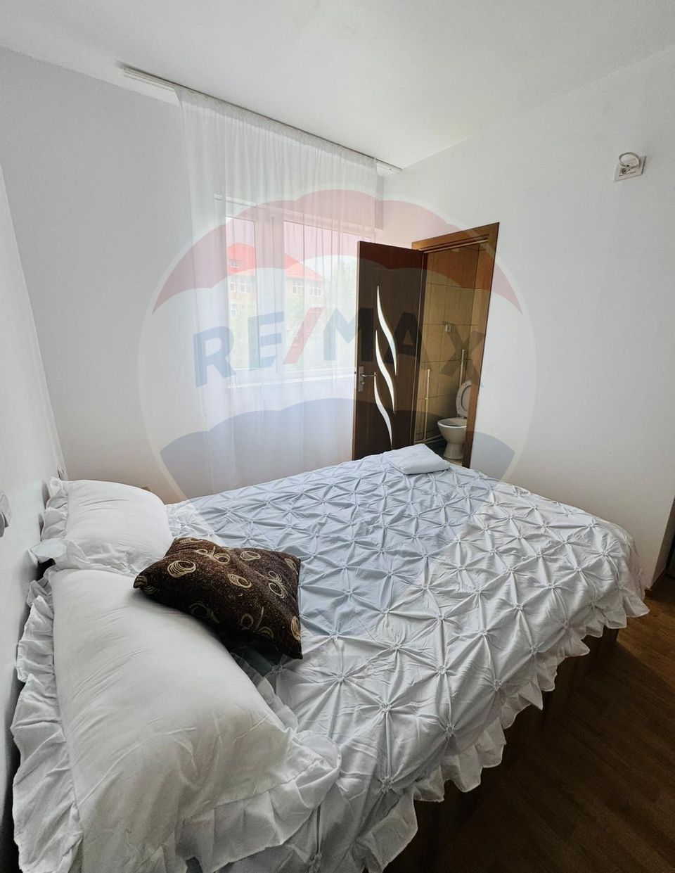 Hotel / Pensiune cu 9 camere de închiriat în zona Est