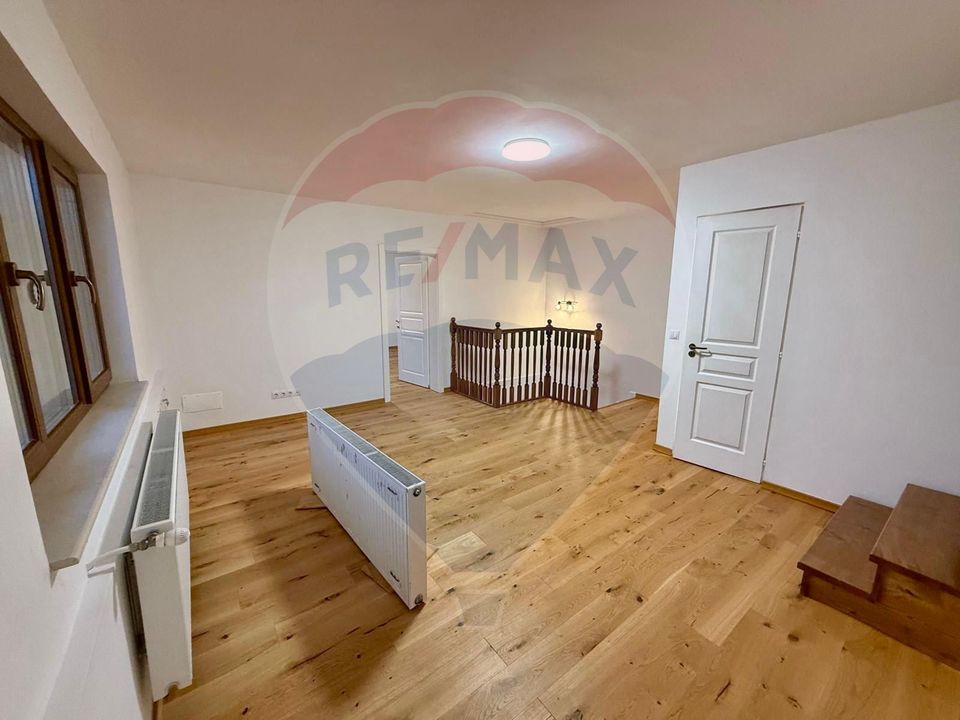 Apartament 4 camere, pe 2 niveluri si curte comuna în Centru