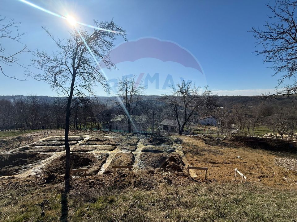 Carbunari Vanzare teren cu fundatie, proiect de casa si racorduri