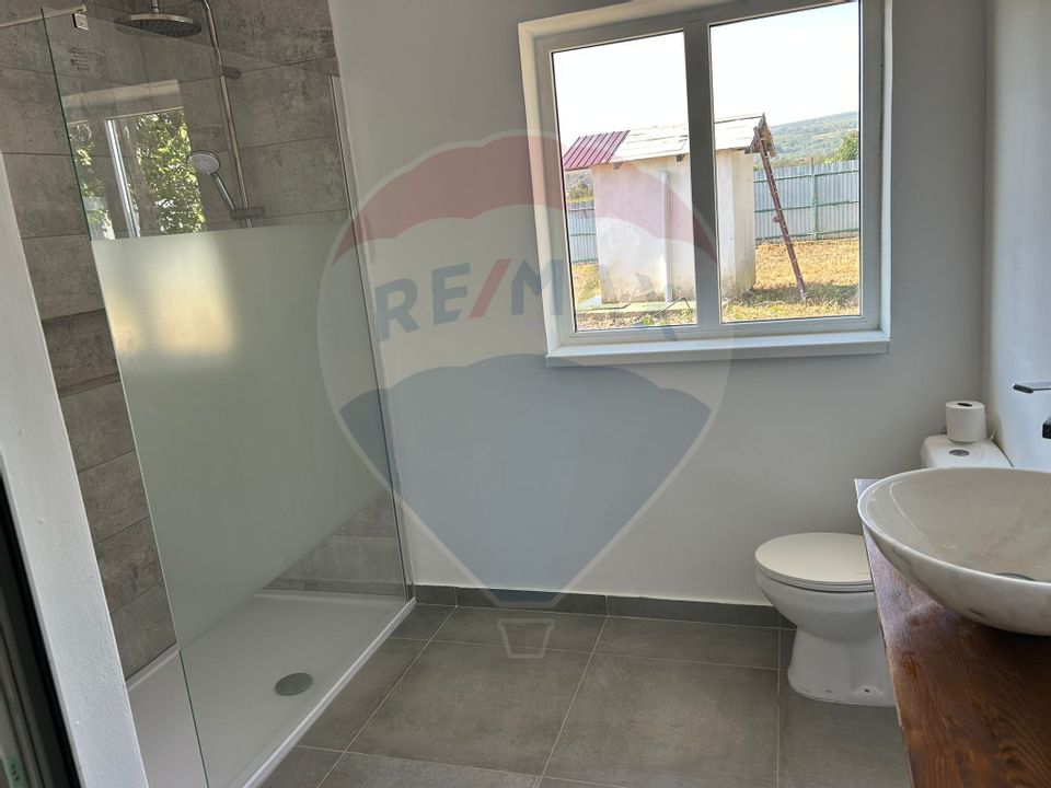 Casă renovată cu 4 camere în Urechești