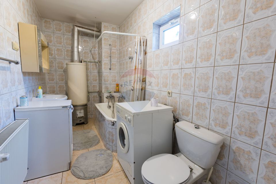 Doua Case de vanzare cu 5 camere + 3 camere,  stradal in Bran!