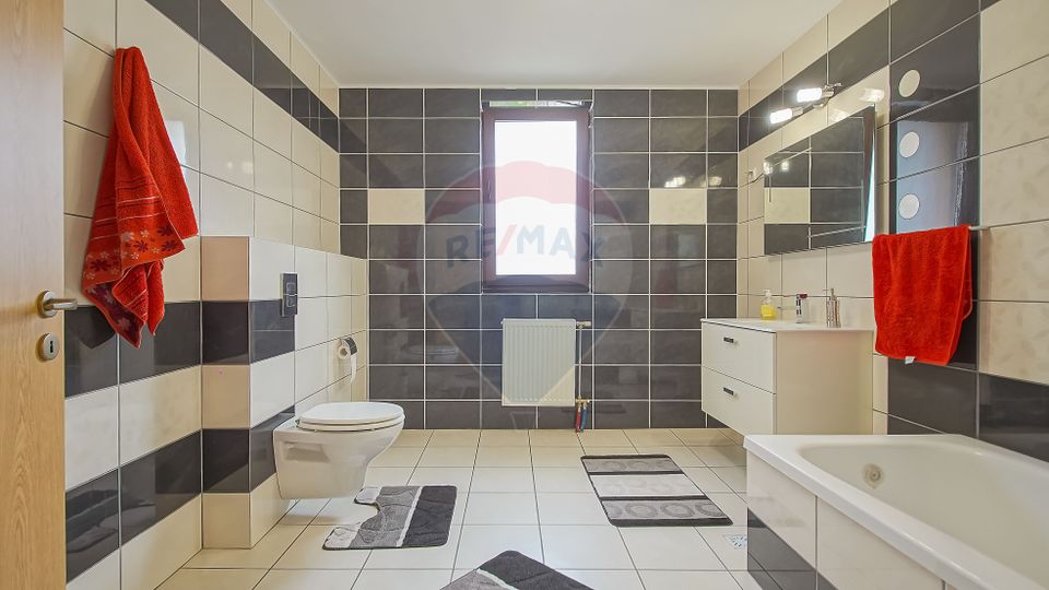 Vilă cu Teren Generos - Tractorul, Potrivită pentru Locuit sau Afacere