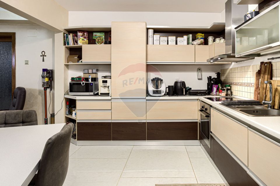 Apartament modern la casa cu 3 camere si balcon Zona Banu Maracine
