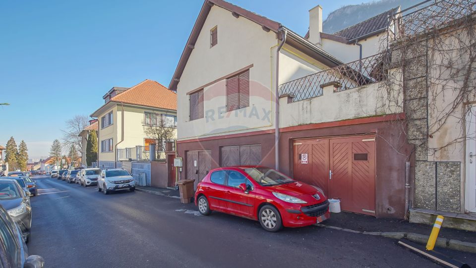 REZERVATA! Vilă individuală cu terasă, curte și două garaje