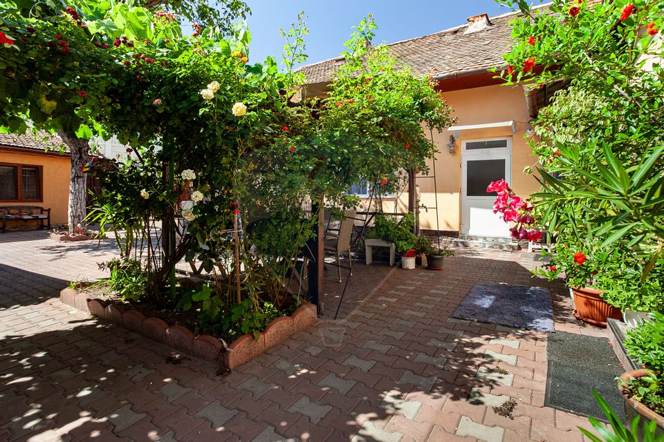 Apartament 2 camere , renovat, mobilat- utilat,  zona centrală