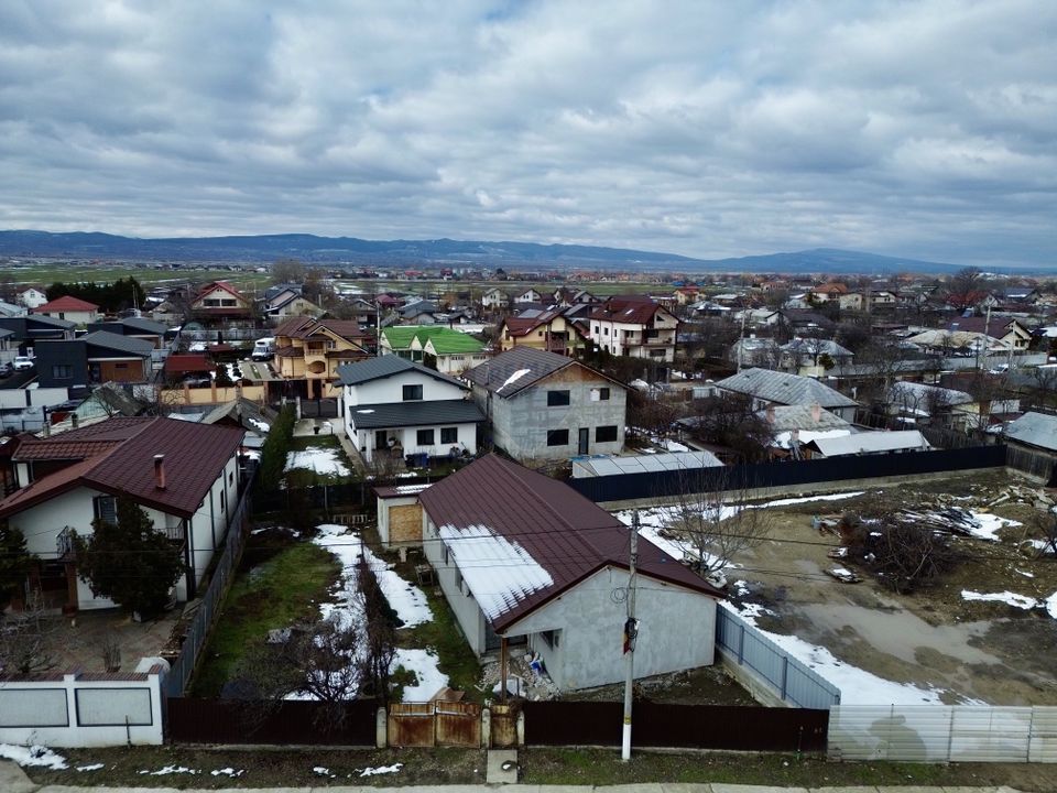 Casă cu 4 camere de vânzare