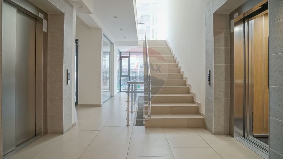 Apartament cu 3 camere de vânzare în zona Tractorul