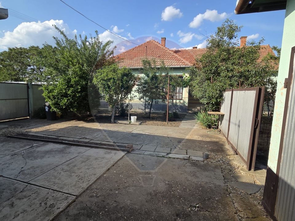 Casă cu gradina si solarii de legume