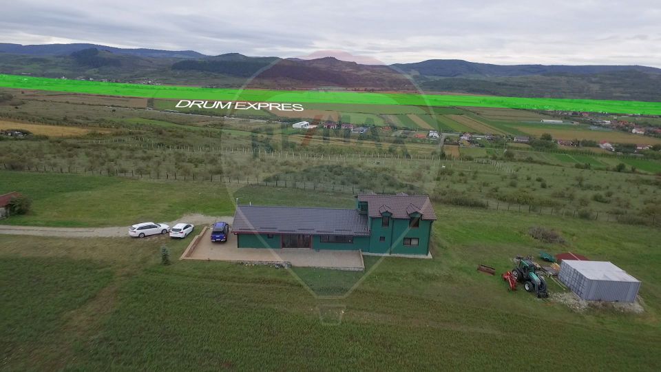 Teren 9.4 ha extravilan + casa 230 mp, COMISION 0%