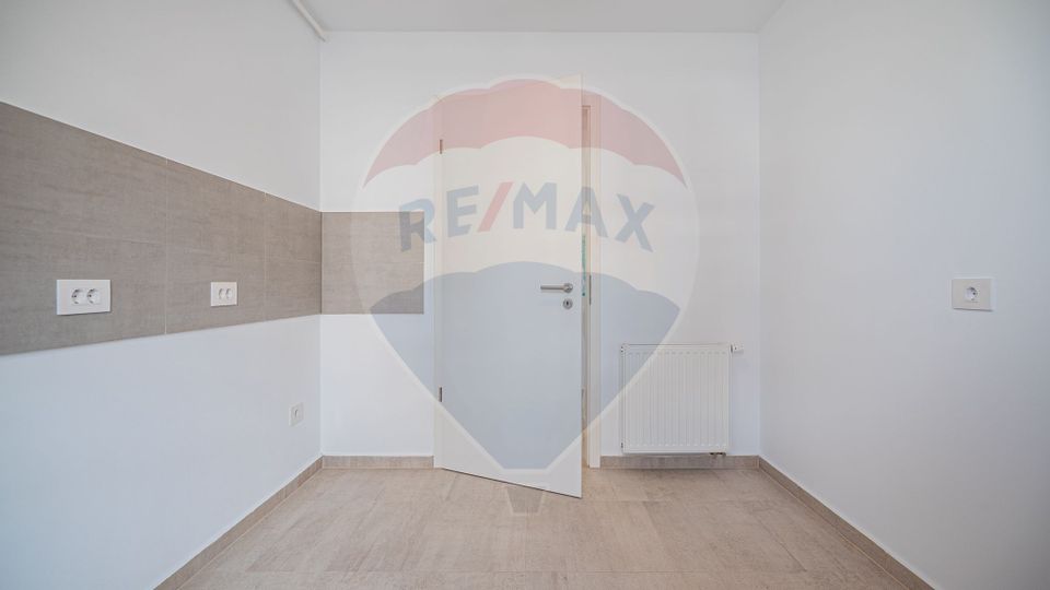 Apartament 2 camere nemobilat, cu loc de parcare si boxa | Coresi