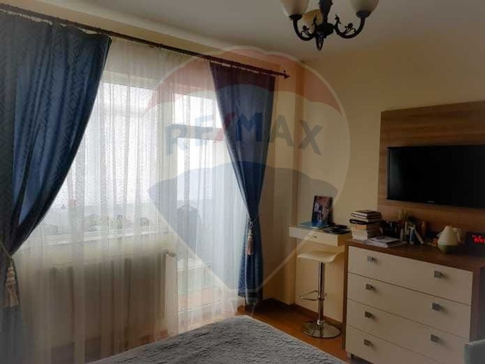 Apartament cu 3 camere de vânzare în zona George Enescu