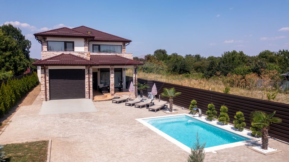 Vanzare Vila de Lux - Oază de Eleganță și Confort, Piscina, Giurgiu